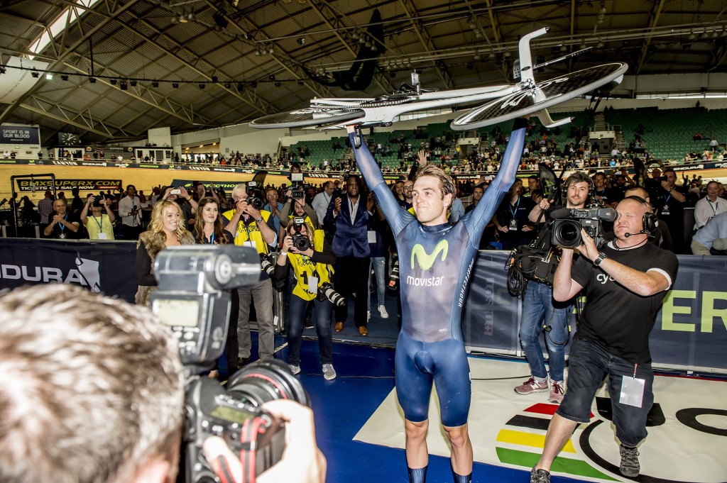 Alex Dowsett breaks the UCI Hour Record