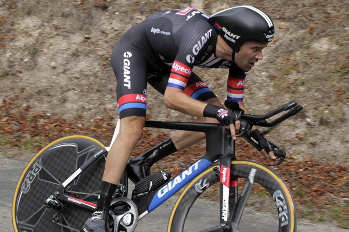 Tom Dumoulin won the individual time trial regain the red leaders jersey